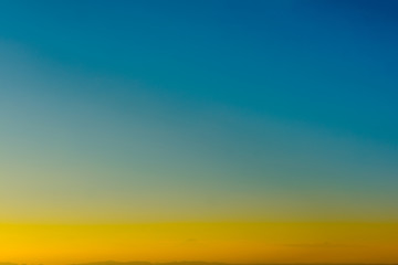 夕暮れ時に望む富士山