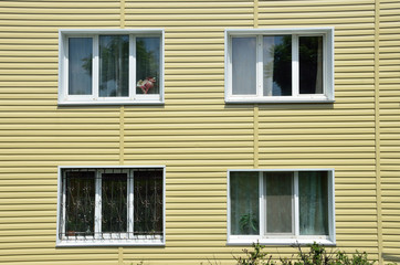 Fototapeta na wymiar Ремонт и утепление фасада панельного пятиэтажного дома во Владивостоке