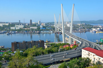 	Мост во Владивостоке через залив Золотой Рог в ясную...