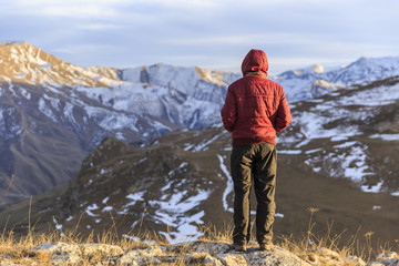Naklejka premium Young guy overlooks the mountainous surroundings of the village
