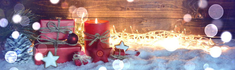 Weihnachtshintergrund - Adventskerze mit Geschenken 