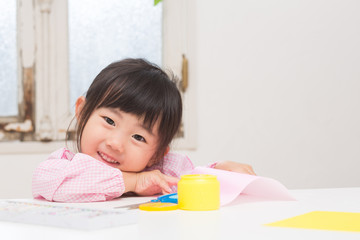 折り紙で遊ぶ子ども