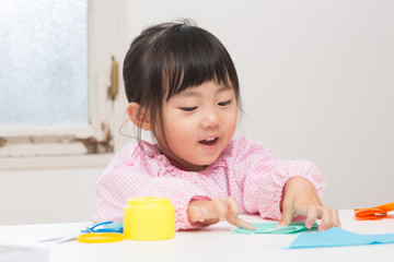 折り紙で遊ぶ子ども