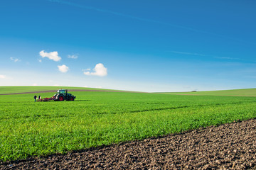 agriculteur labourant son champs