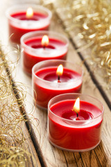 Vier Kerzen und Dekoration