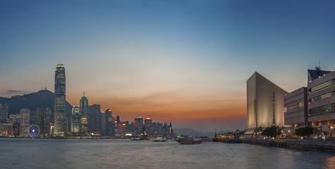 Obraz premium Victoria Harbor of Hong Kong city at dusk