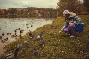 Девушка кормит птиц. 1