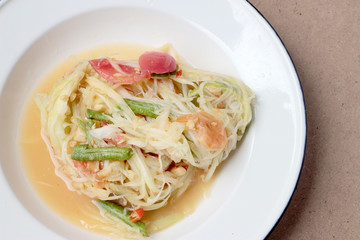 Green papaya salad Thai cuisine spicy delicious : 
