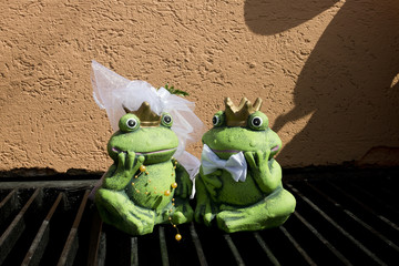 Para młoda zrobiona z figurek żab jako ozdoba domu państwa młodych