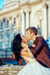 Naklejka premium Wedding kissing couple