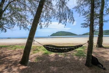 Tie the tree hammock by the sea