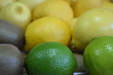 Лимоны желтые и зеленые
