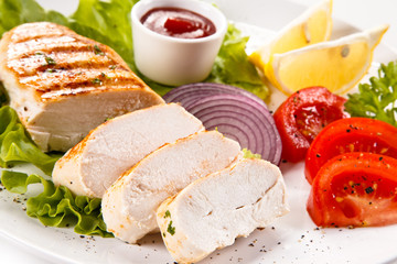 Grilled chicken fillet and vegetables 