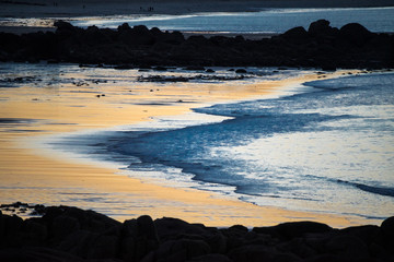 F, Bretagne, Plouescat, Flutwellen am Strand im Abendlicht