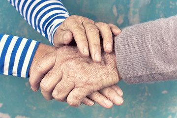 Senioren halten ihre Hände - Fürsorge