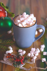 синяя кружка с какао и маршмеллоу. Горячий шоколад