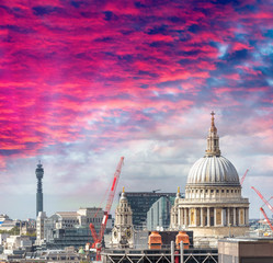 Fototapeta premium St Paul Cathedral and London skyline at sunset