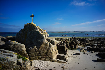 F, Bretagne, Finist&egrave;re, Steinkreuz auf Felsen am Strand von Plo