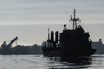 CARGO SHIP ENTERING THE PORT © Wojciech Wrzesień