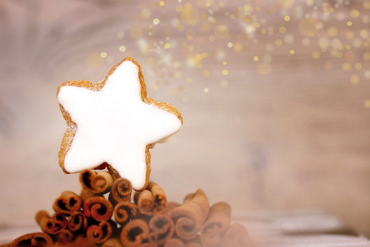 Zimtstern auf zimstangen mit bokeh