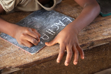 Inscriptions sur une ardoise : "La Chaîne de l'Espoir." Ecole primaire de Domassesse. Lomé. Togo. / Inscriptions on a slate: "The Chain of Hope." Primary school of Domassesse. Lome. Togo.