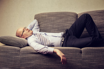 Obraz premium Stressed out on the sofa
