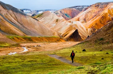 Fotobehang Scandinavië Wandelaar wandelen naar de bergen van Landmannalaugar, IJsland