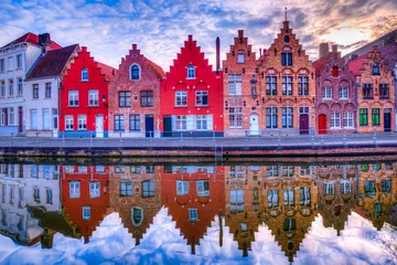 Rolgordijnen Middeleeuwse gebouwen langs een kanaal in Brugge, België © Serenity-H