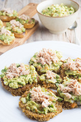 Burger of quinoa with tuna and guacamole