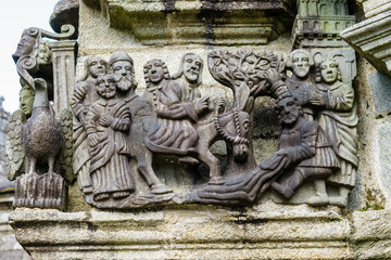 F, Bretagne, Finistère, Kalvarienberg und Kirche in Guimiliau; Jesus, Esel, Palmsonntag, Einzug in...