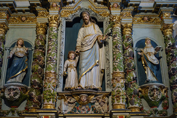 Fototapeta premium F, Bretagne, Finistère, prachtvoll, kunstvoll geschnitzter Altar in Guimiliau, Jesus mit Kind an der Hand