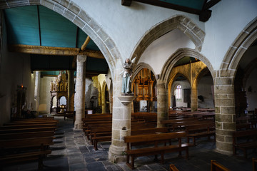 F, Bretagne, Finistère, Innenraum der Kirche in Guimiliau, Säulen, Bogenfelder, Säulenheilger