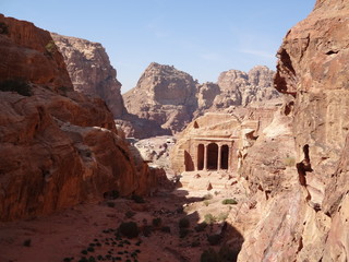 Petra : porte en ruine au meilleur des montagnes