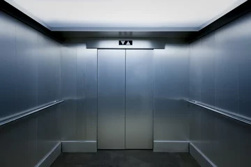 Photo sur Plexiglas construction de la ville Vue intérieure d& 39 un ascenseur moderne