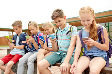 elementary school students with smartphones