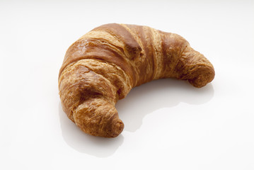 brioche di pasticceria su fondo bianco in primo piano