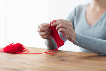 Obraz na płótnie Canvas woman hands knitting with needles and yarn