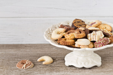 Etagere mit Weihnachtsplätzchen auf einem Holztisch
