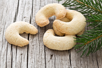 Weihnachtsplätzchen, Vanillekipferl auf einem Holztisch
