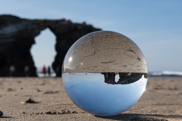 Fototapeta na wymiar Glaskugel am Playa de Las catedrales Portugal