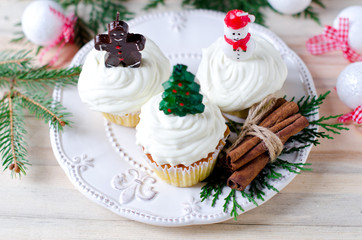 Obraz na płótnie Canvas Christmas cupcakes with cream cheese
