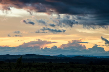 Obraz premium Impressive sunset with storm clouds towering in distance