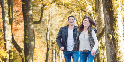Frisch verliebtes Paar im herbstlichen Wald