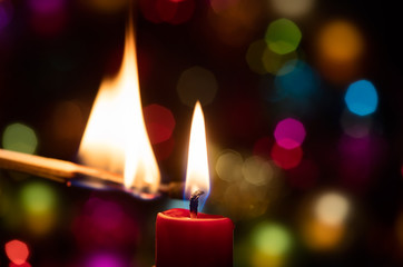 Kerze anzünden Brandgefahr Feuer Weihnachten einzelne kerze mit streichholz anzünden...