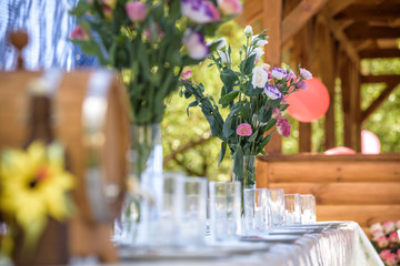 beautiful flowers on the wedding table