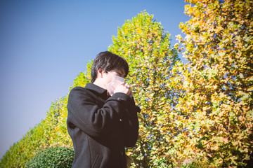 咳き込む男性