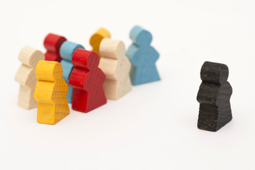Gruppe schaut auf Aussenseiter - Szene mit Spielfiguren 