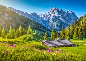 Fototapeten Idyllische Alpenlandschaft mit Berghütte bei Sonnenuntergang © JFL Photography