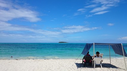 Leute, die auf die Insel Johnny Cay blicken