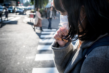 咳き込む女性